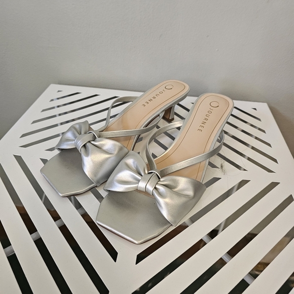 Journee 9.5 WIDE silver bow kitten heels NWOB - Picture 2 of 7